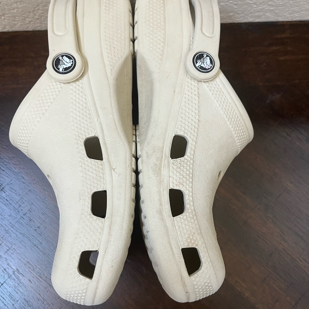 Pre-loved Crocs - Picture 7 of 9